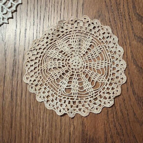 Set of 5 lovely vintage Crochet Doilies in Cream and Tan - Picture 6 of 14